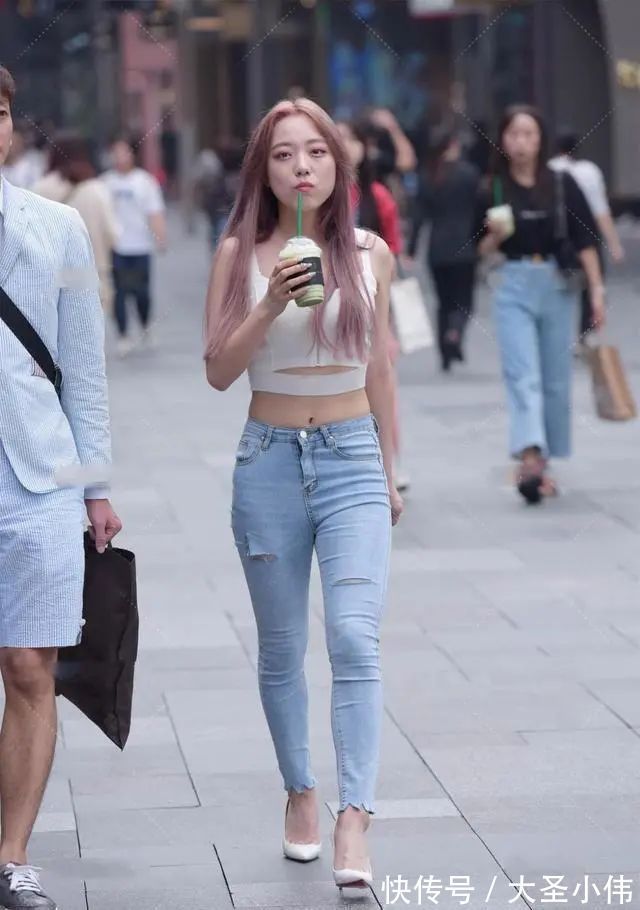 铅笔裙|美女街拍:牛仔裤用心穿搭,让女性变更加高挑,牛仔裤都可以