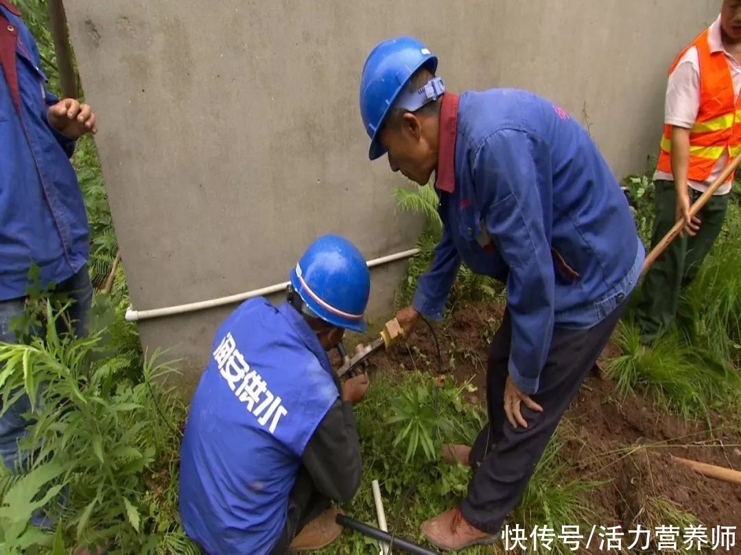 供水|常在马桶里放蓝色洁厕块，容易回流到自来水，诱发白血病和癌症？