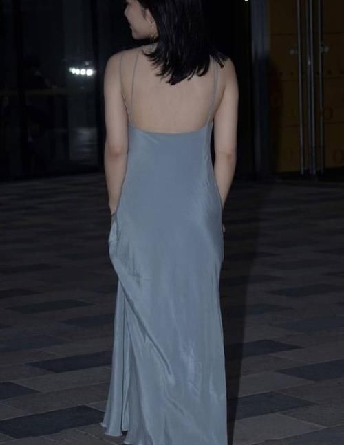 美女 吊带长裙,轻松演绎美女的另类小性感,太时尚了!