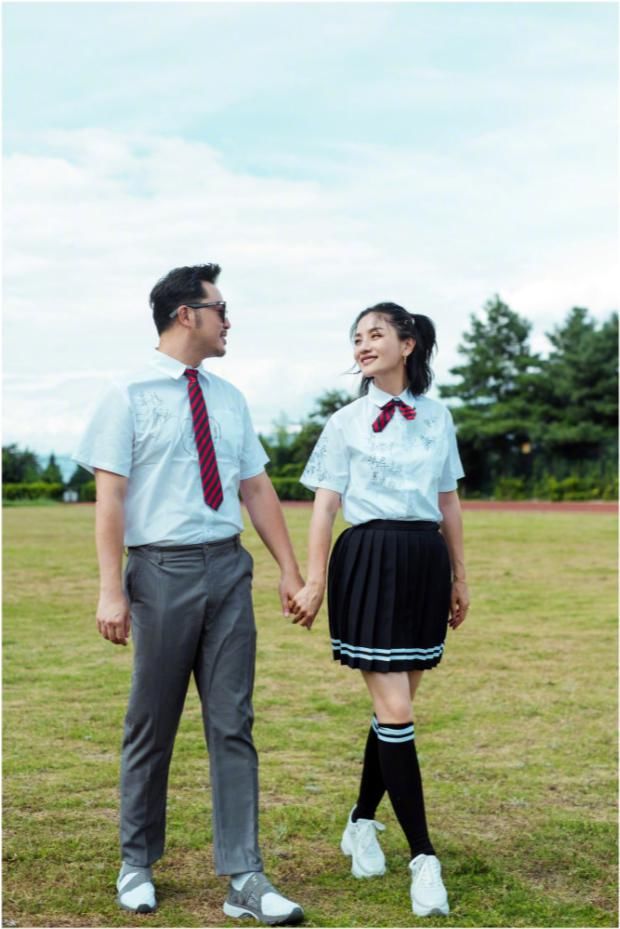  练琴|胡可让儿子认真练琴，小鱼儿弹钢琴开小差，手在琴键眼睛却看侧边