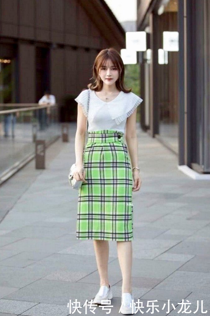 开衫|美女浅绿色的开衫,搭配黑色休闲裤,尽显时尚优雅的美感!