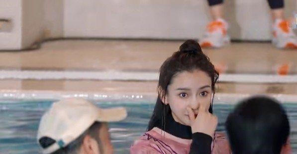 跳水機(jī)|楊穎接受懲罰落入水中,抬起頭時(shí)鼻子突然“變形”伸手救場(chǎng)都晚了