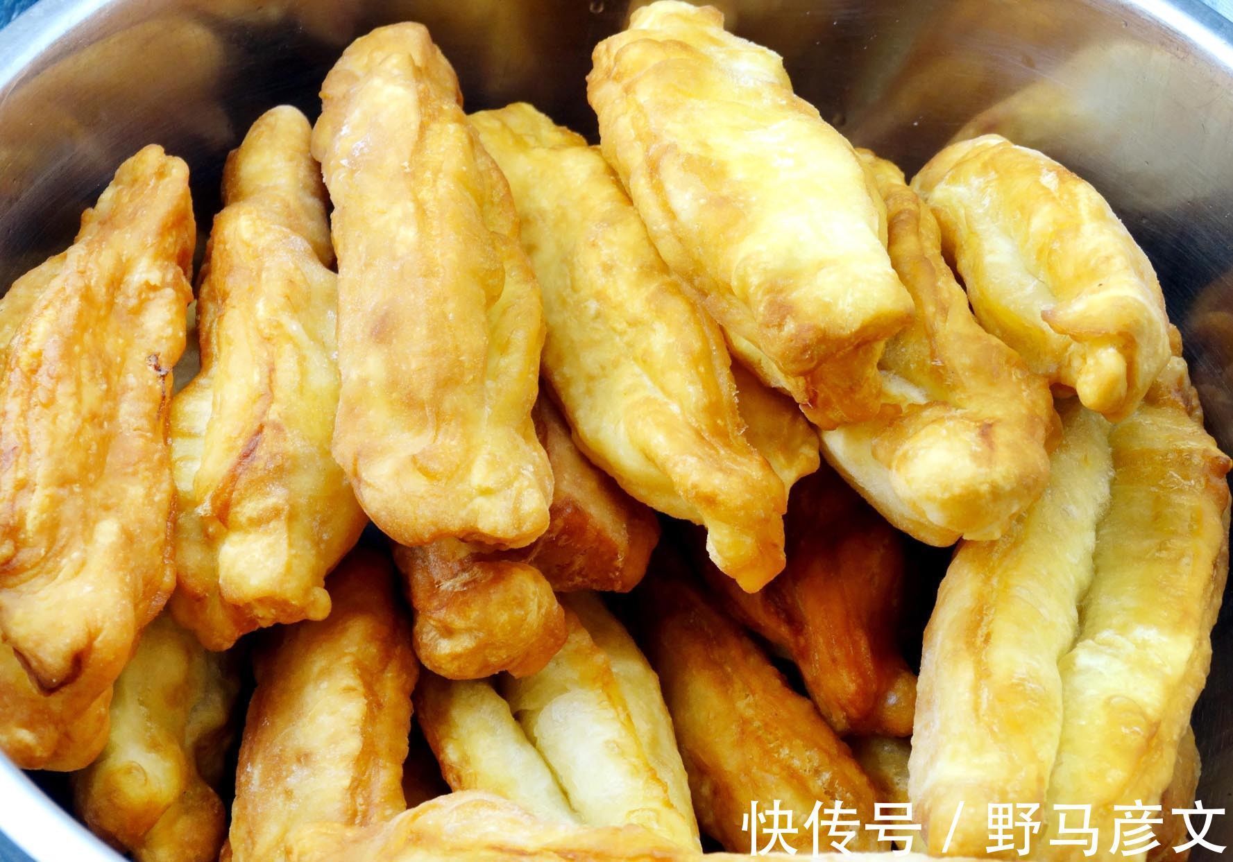 油条|炸油条,加泡打粉是“大错”,用这配方,保你炸出香酥脆的油条