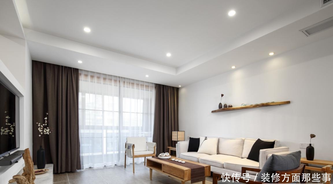 挂画|107平日式风三居室，墙上的挂画给空间增添了一抹亮丽的色彩