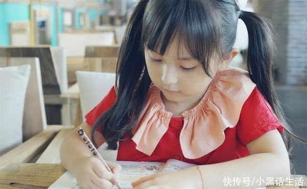 校长!14岁女孩为学校题写校名,字迹行云流水,校长都赞叹不已