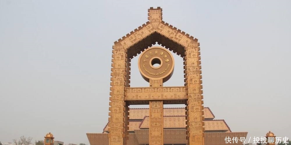 殷墟出土一批甲骨,有关单位曾出悬赏,认出一个甲骨文重奖十万元