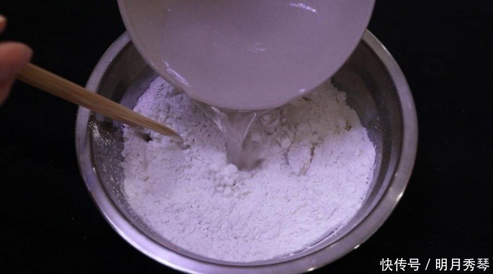 白糖和糯米粉还能这么吃，第一次吃就吃上瘾了，外酥里糯