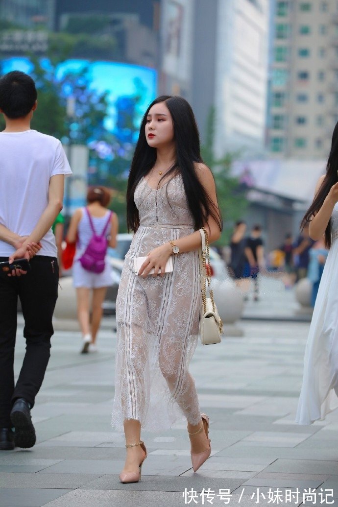 吊带裙|街拍: 小姐姐白色蕾丝吊带裙穿搭, 温柔又气质, 越看越喜欢!