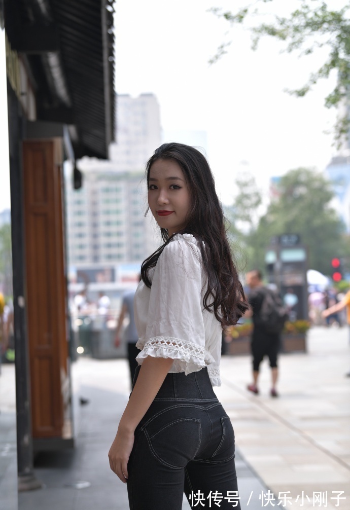 小蛮腰|初秋时节该怎么穿,这套穿搭分享给你,让你轻松应对各个场合!