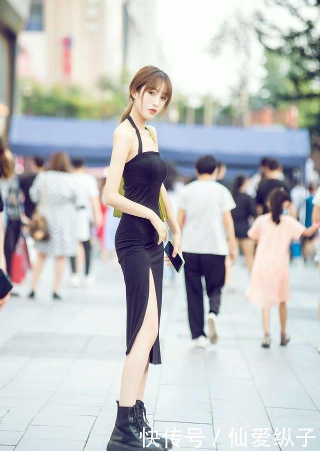 搭配浅灰色的修身连衣裙,展现出几分随性的美感