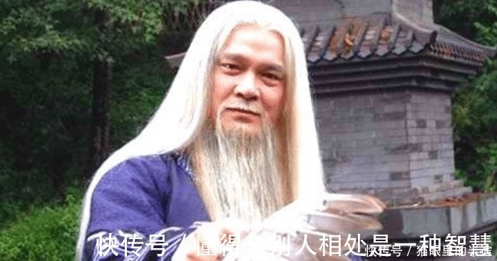 萧峰|金庸笔下此人强得离谱,不练功内力也会增长,金庸只好强行写死他