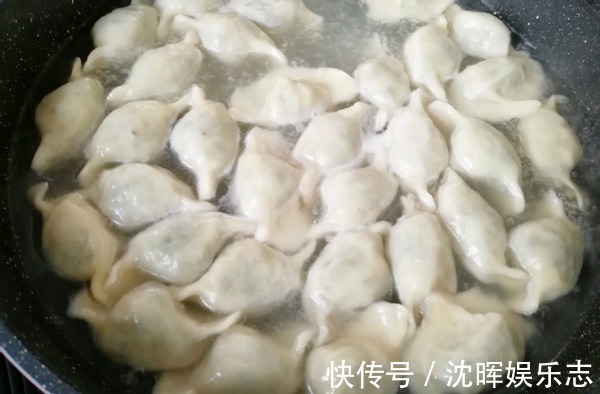 开春该吃啥这野菜包饺子正适合，清香可口味道好，鲜得忘不了