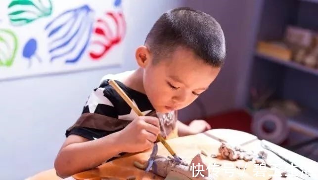 学习成绩|7岁男孩模仿“哪吒”火了,经典动作惹网友惊呼魔童降世