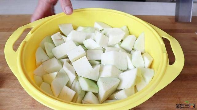 土豆和茄子别炖着吃了,教你新做法,比红烧肉还香,看着就流口水