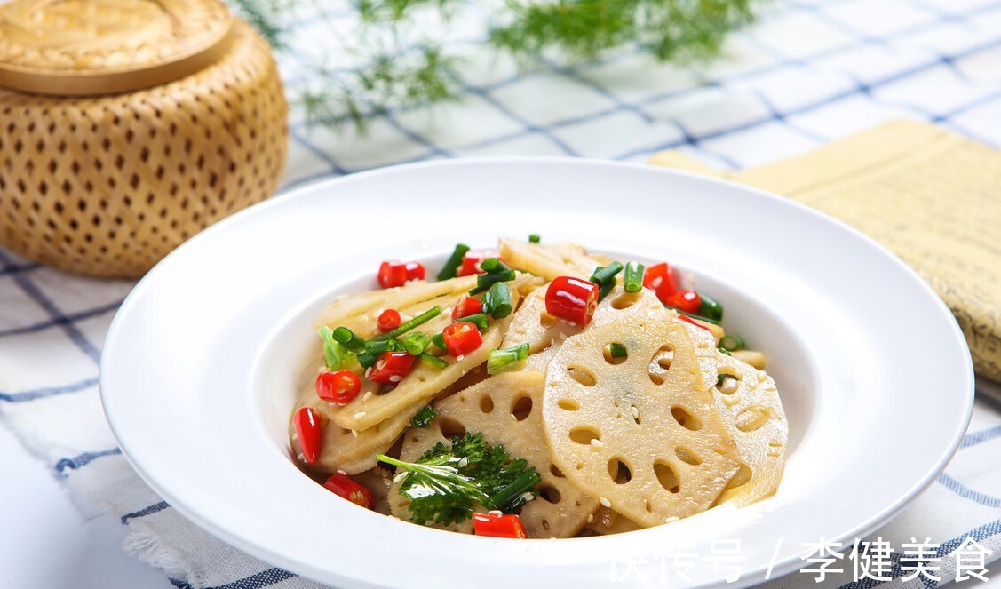 凉拌菜|做凉拌藕片,为啥一焯水就变黑大厨给你支两招,藕片洁白又脆嫩