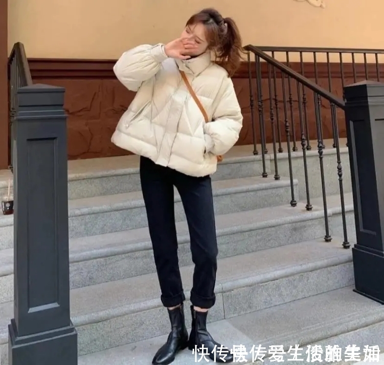 运动裤 今年冬季,羽绒服流行穿“短”不穿长,学会这样搭配,真显高
