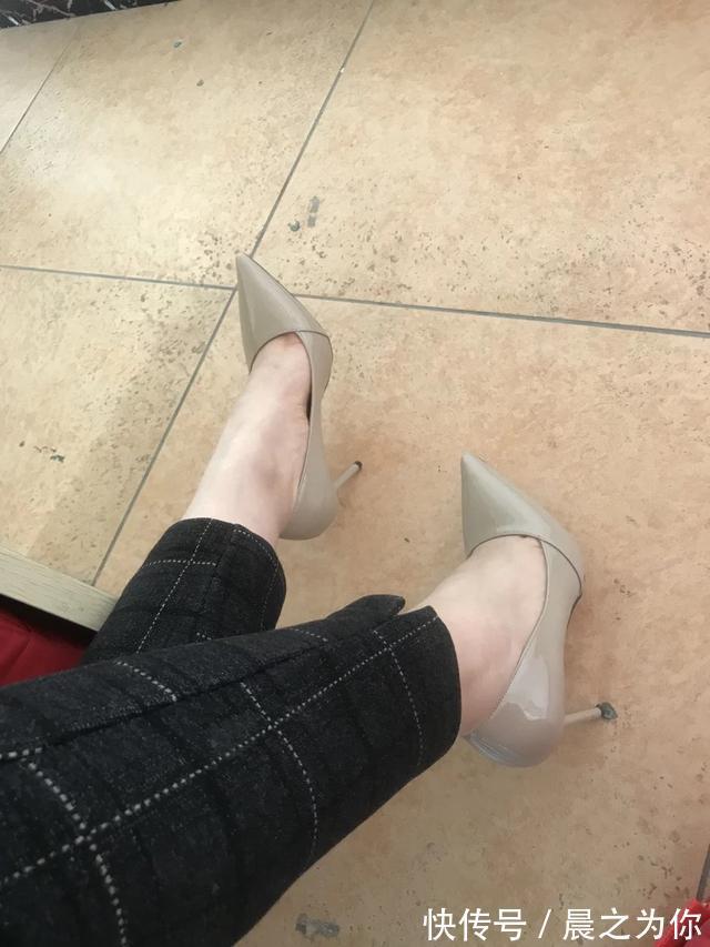 鞋帮 一双精致的尖头高跟鞋可以体现一个女人强大的气场和品味