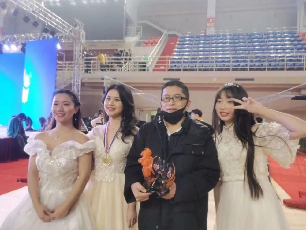 冬天的第二场雪和今晚的校园歌手大赛更配噢~