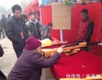 |搞笑图片幽默段子笑话:这秀恩爱的必备技能难度好高啊,哈哈哈