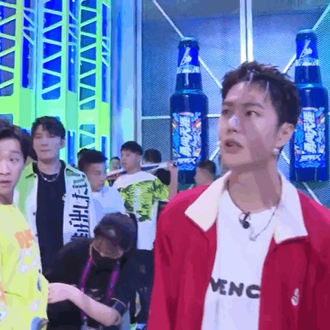 王一博跟布布比心打招呼,被选手夸好看,笑得小奶膘飞起