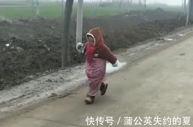 宝宝|“保暖奶奶”带娃走红,几日不见萌娃已变成“小老太婆”的模样