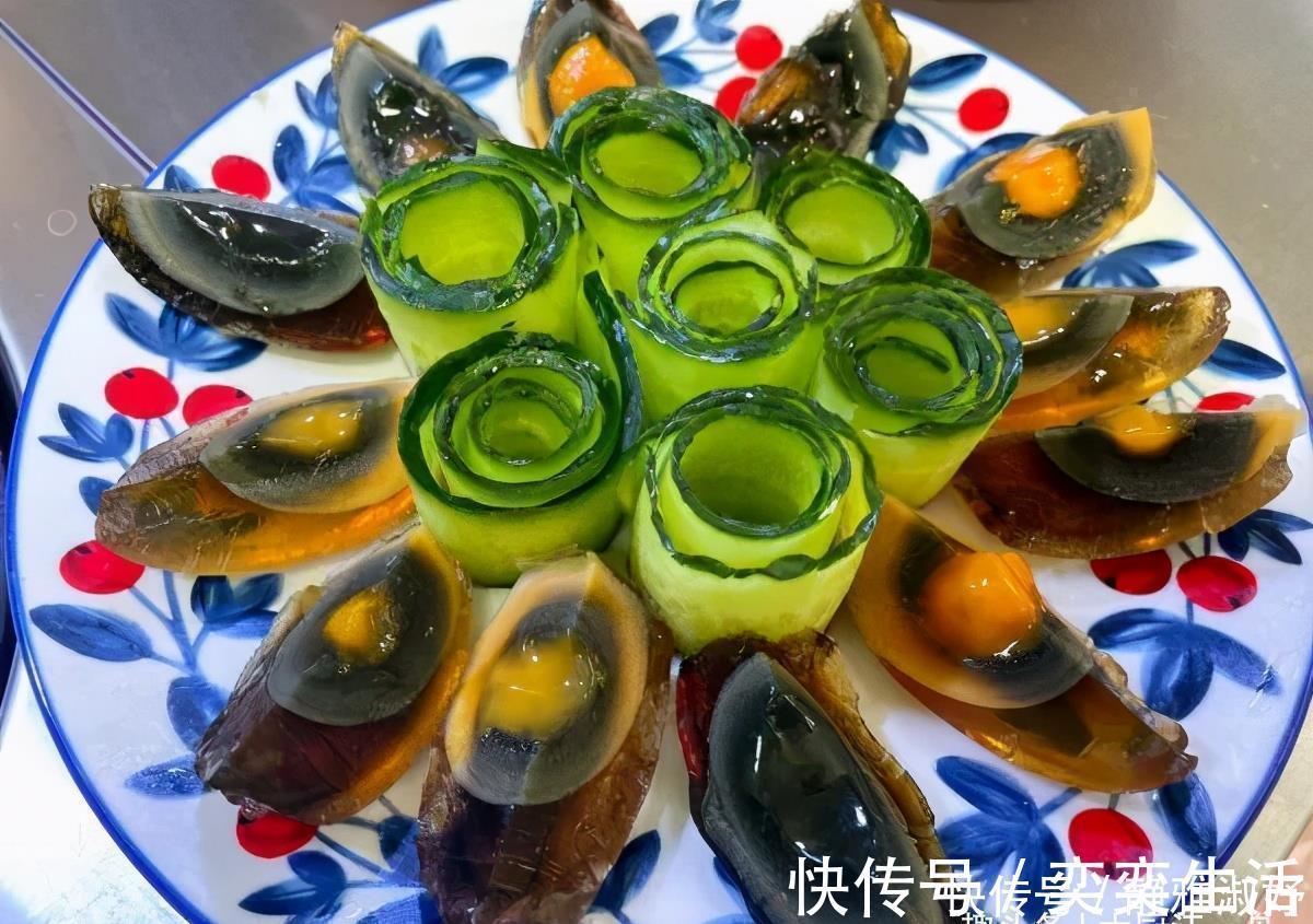 小米辣|皮蛋放锅里一蒸，饭店卖38一盘，在家只需5元钱，营养又解馋