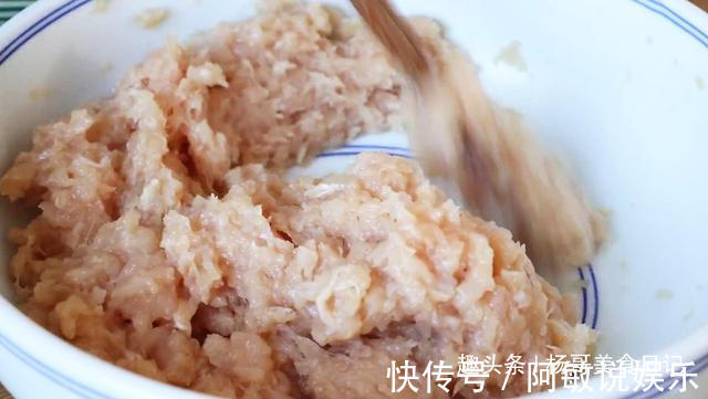 多吃洋葱对身体好,加俩土豆这样做,每次上桌都扫光,外焦里嫩香