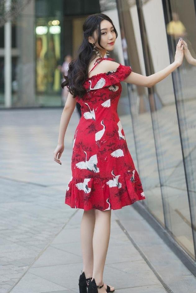 时尚女郎偏爱吊带连衣裙，简约又时尚，红色花纹中国风的感觉