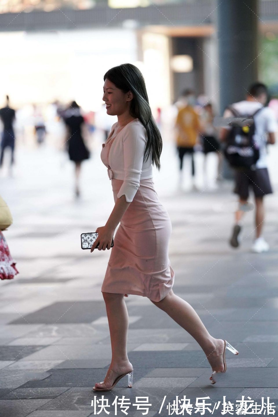 高跟鞋|淡粉色连衣裙搭配白色小外套,不仅显瘦还很有女人味