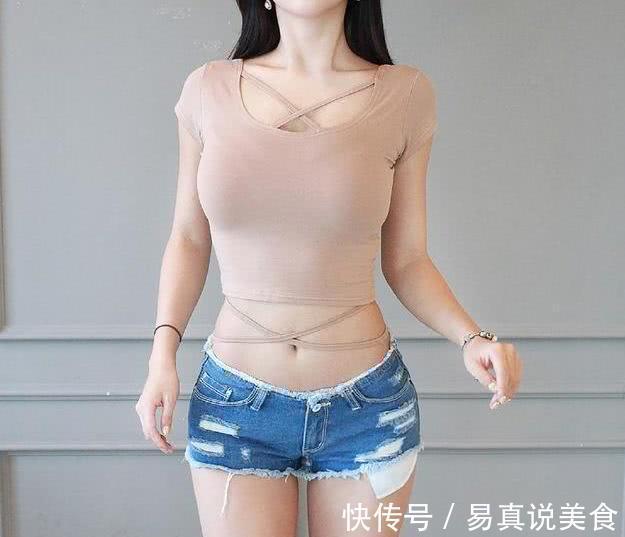 时尚女孩 紧身牛仔裤清澈甜美的时尚女孩,精致秀气,回头率十足