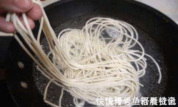 面条|煮面条，开水下锅是错！面馆老板这么煮，面条爽滑筋道，不粘不坨