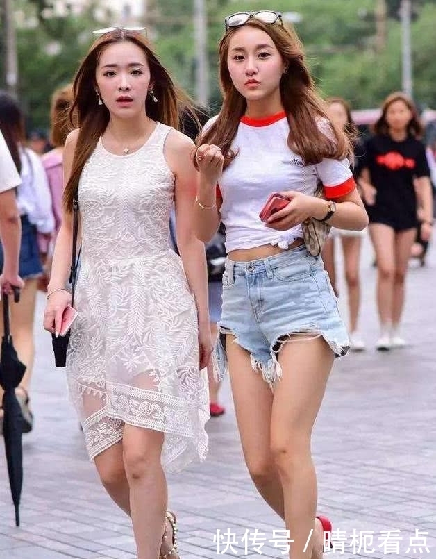 身穿|街拍:两位闺蜜身穿黑色连衣裙,性感的美腿,看了心血澎湃
