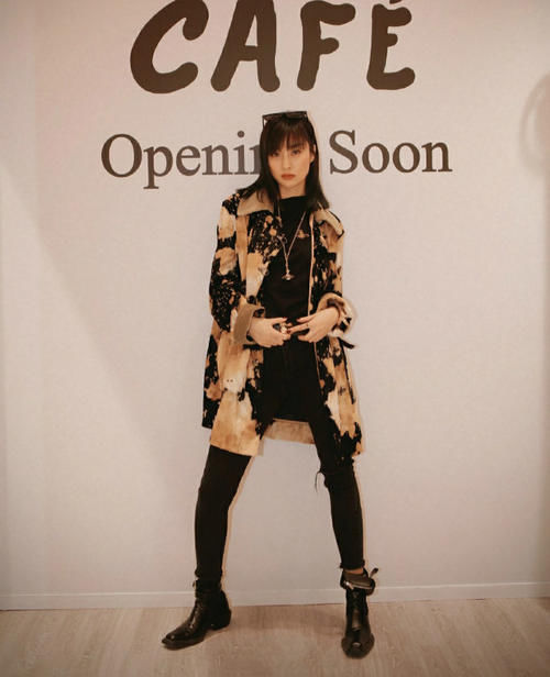 春天穿风衣时，尽量少配高跟鞋！看看“仙女酵母”，你会有所启发