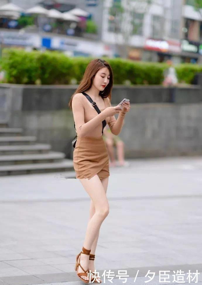 美女|美女脚上搭配上一双露脚趾的高跟凉鞋，显得特别的有时尚女人味