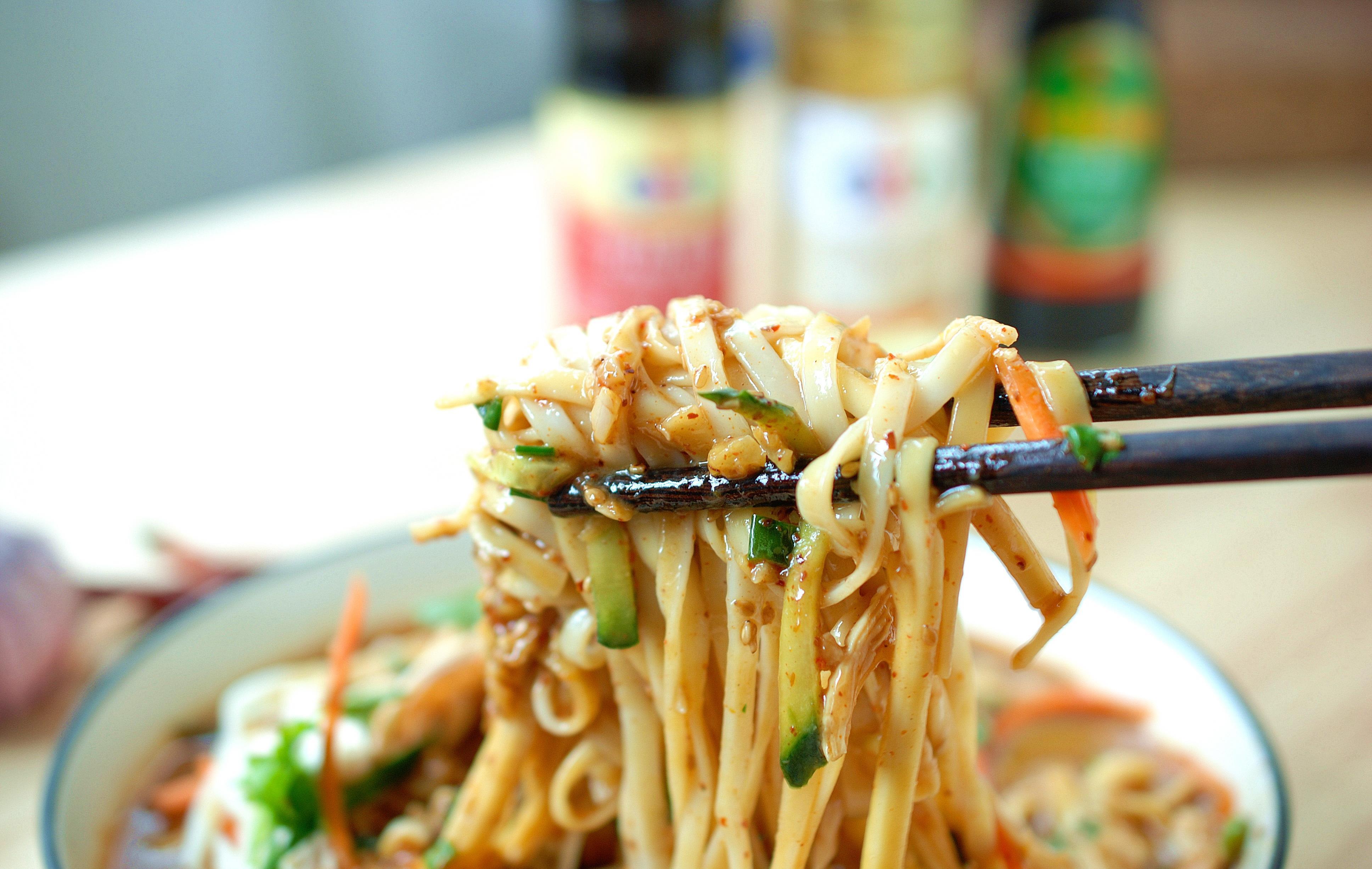 手擀面筋道|一碗面,做法简单滋味十足,几种调料拌一拌,吃着太过瘾了