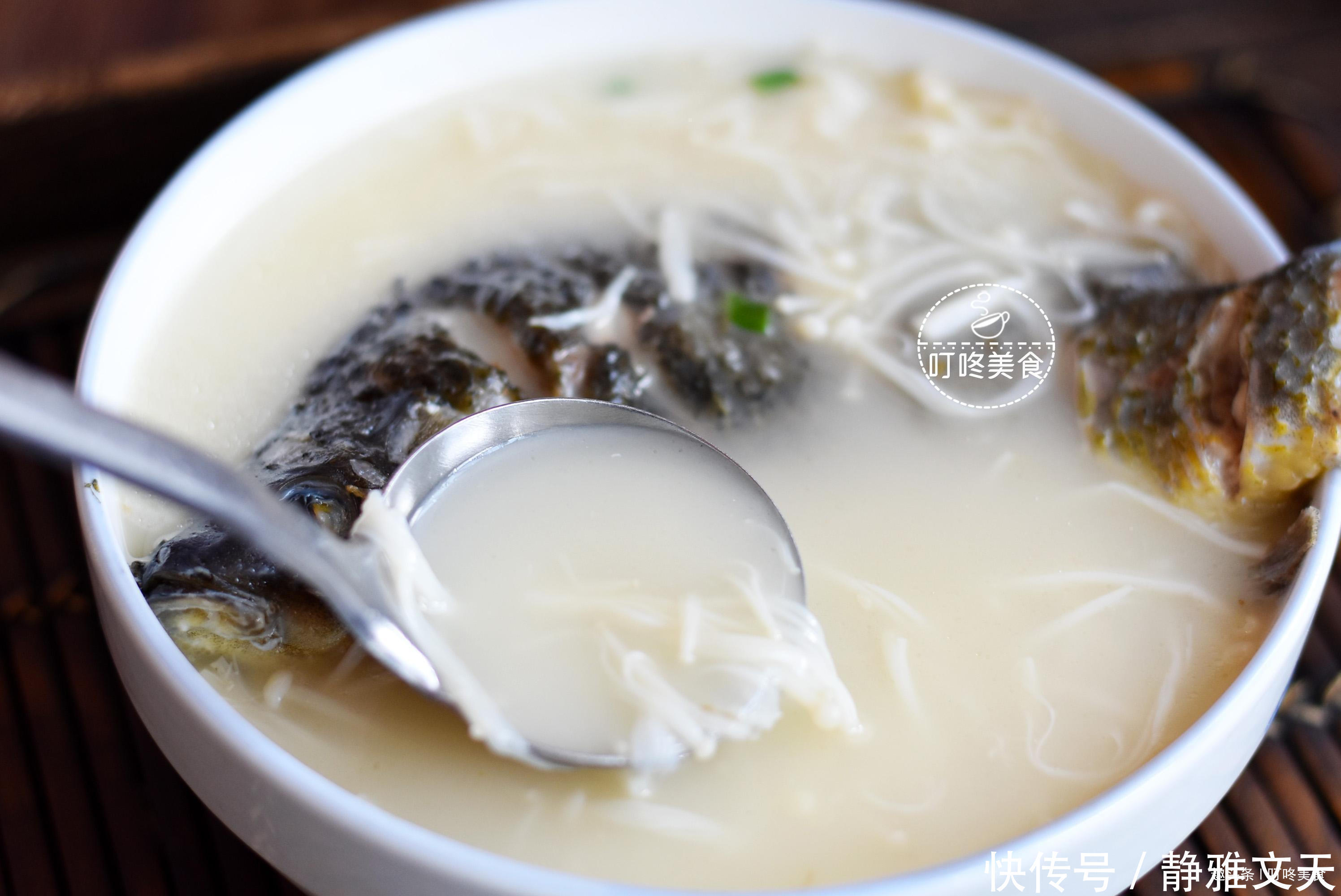 炖鲫鱼汤时，别只会加水了！加点它，鱼汤奶白又香浓，鱼肉更鲜嫩