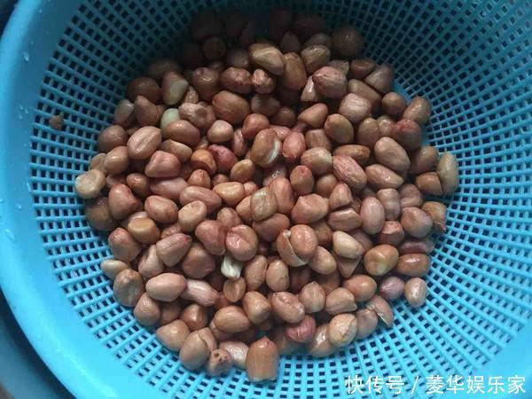 过年,花生米别再油炸了,试试这种新做法,比肉还香,上桌就扫光
