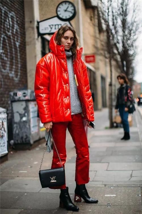  搭配|又到了穿羽绒服的季节，今年流行“穿短不穿长”，时髦保暖又显高