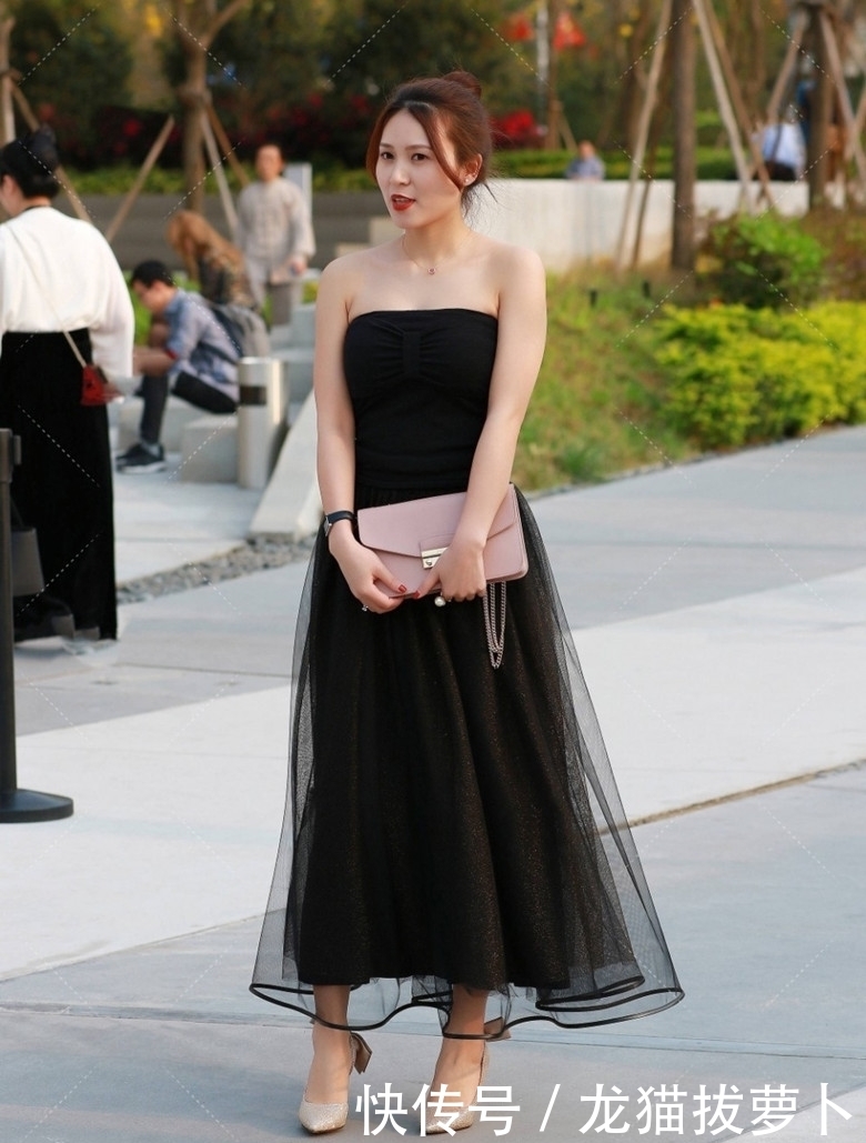 优雅|街拍:美女穿黑色纱裙,气质优雅迷人,回头率特别高