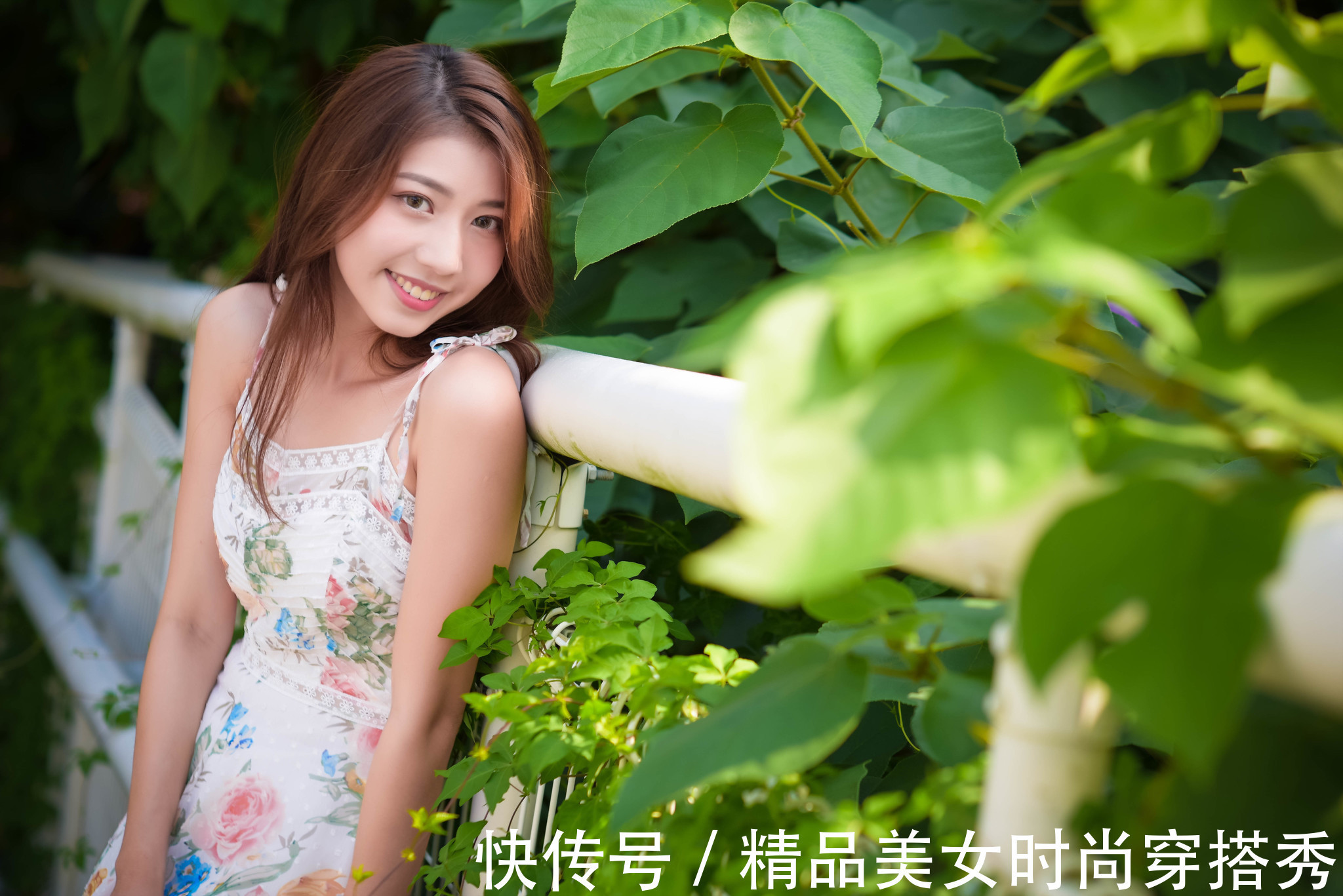 蕾丝|印花吊带裙搭配高跟鞋，清新淡雅又不失甜美