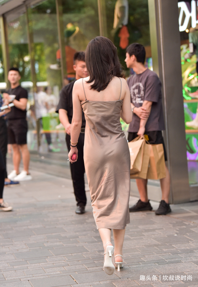 吊带 初秋“辣妈”穿搭,选择吊带连衣裙,展现别致成熟魅力!