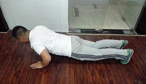 做俯卧撑|为什么医生都推荐男人做俯卧撑一分钟完成多少,才能算强壮