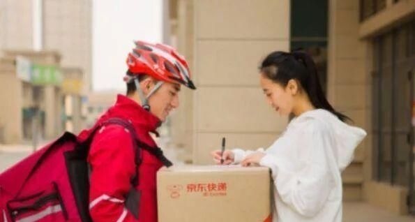 快递员|刘强东曾说在京东干满5年买房,现在第1位快递员工有房了吗