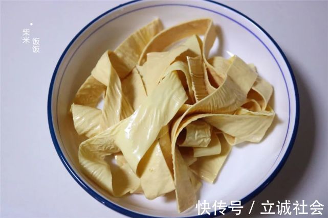 好吃|炒芹菜,别直接下锅,多这一步,芹菜清香又脆嫩,素炒也好吃