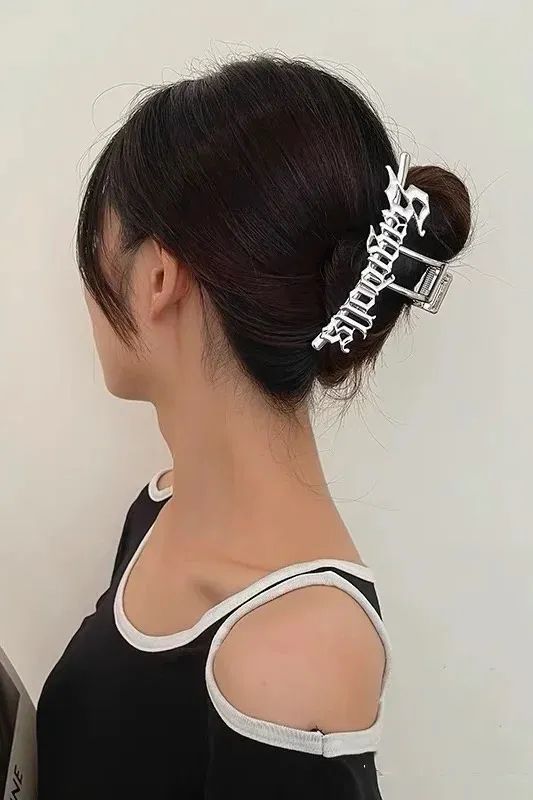 丝巾 别再披头散发了!这3个发型小技巧显嫩又高级