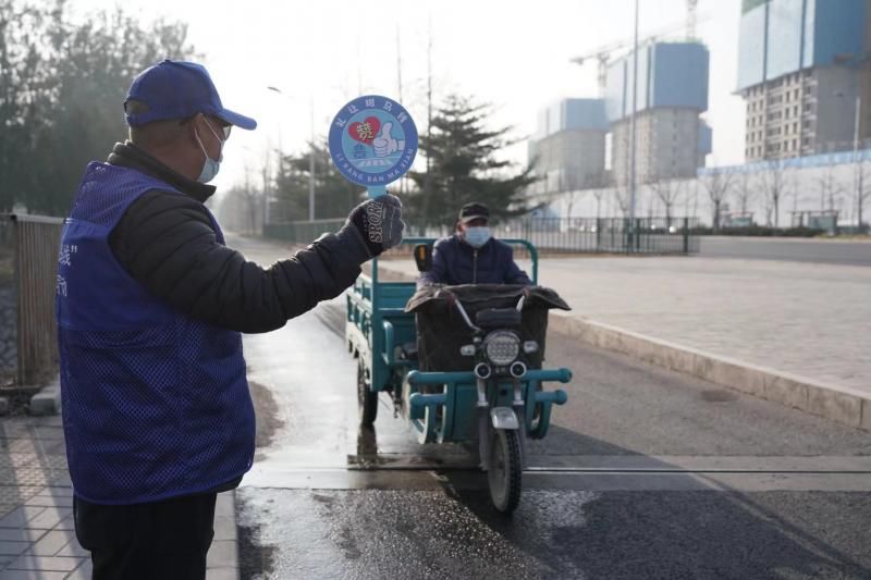 行人|公益｜霸气！蓝马甲成功“出圈” 路人：这是什么组织？