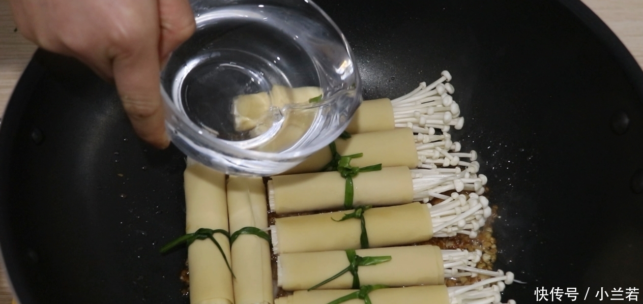 1把金针菇,2张豆腐皮,一卷一烧,简单又美味,吃不腻