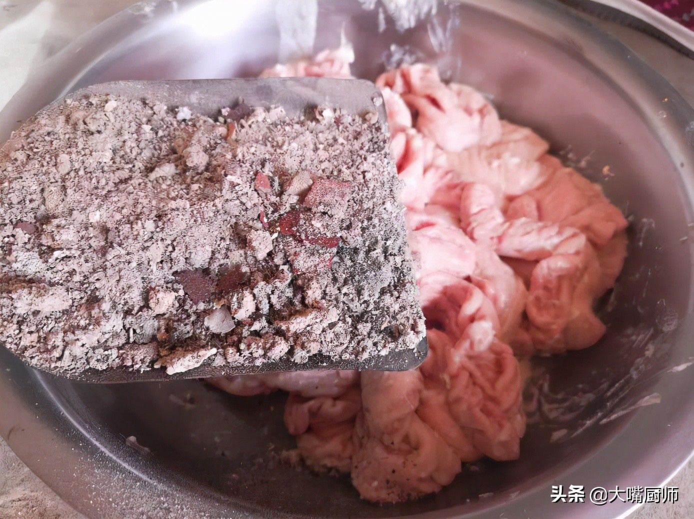 才知道洗猪大肠很简单,不加碱不加醋,20分钟洗净,不腥臭不油腻