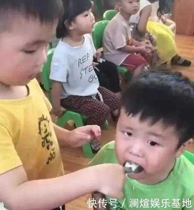 幼儿园|舅舅和外甥被分到幼儿园同班，吃饭时享受特殊待遇，老师被逗乐