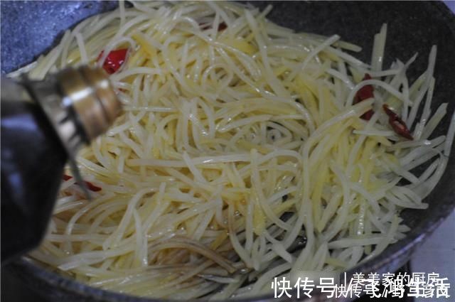 爽脆|炒土豆丝,别再焯水了!一步错步步错,难怪口感不爽脆,还粘锅!